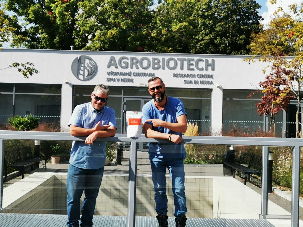 majiteľ s polyfenolmi pred výskumným centrom Agrobiotech